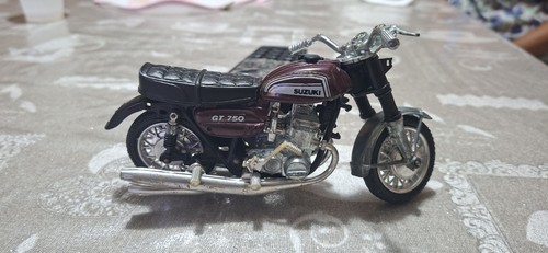 Suzuki 750 modellino - gt,